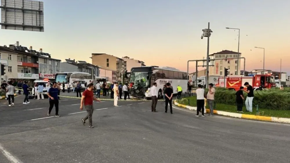 Yolcu Otobüsü ve Traktör Çarpıştı: 8 Kişi Yaralandı