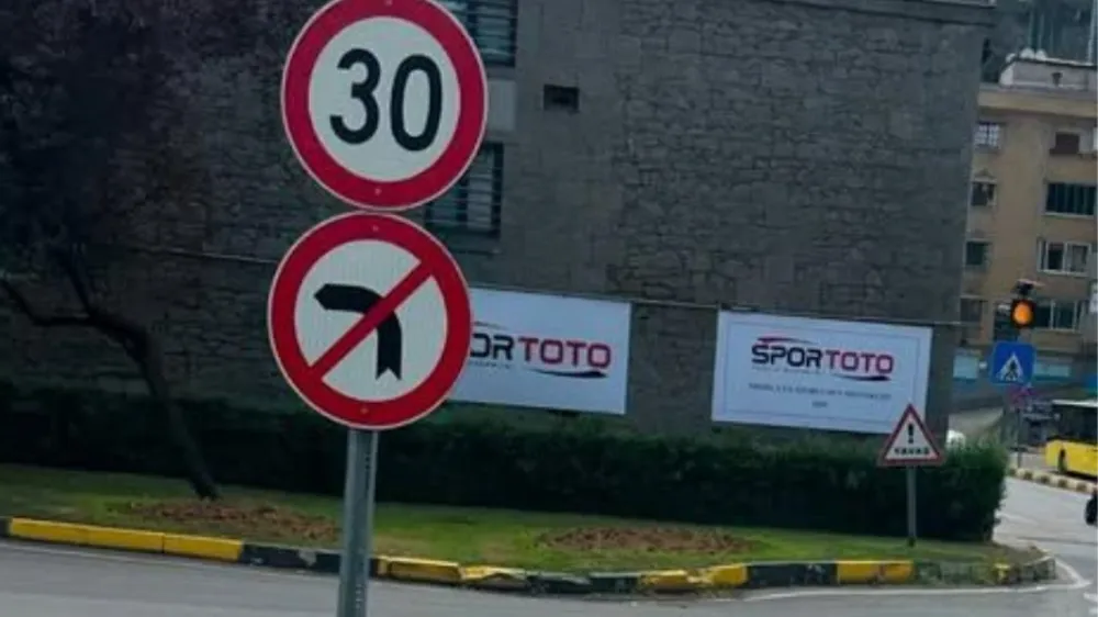 Trabzon’da Sanat Akademisi’nin Altına Spor Toto Reklamı Tepki Çekti