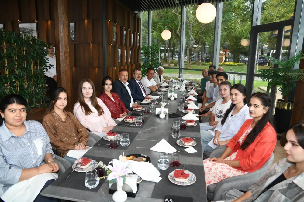 Başkan Genç, Özbek Öğrencilerle Bir Araya Gelerek Yemek İkramında Bulundu