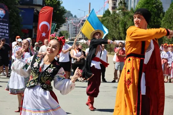 Arhavi Festivali’nde Halk Dansları Gösterileri Büyük İlgi Gördü