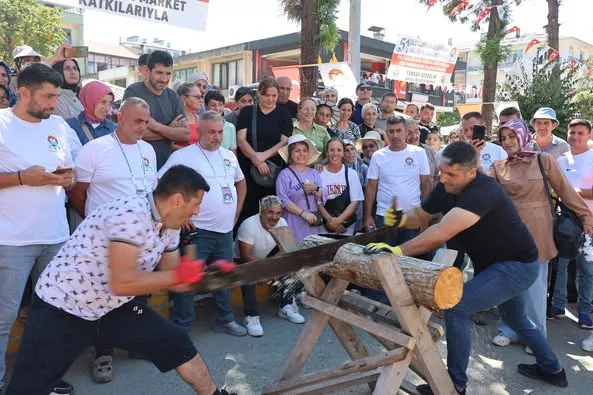 Arhavi Festivali’nde Aykırı Hızarla Odun Kesme Yarışması Heyecanı