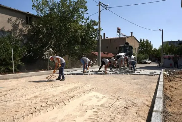 Kemalpaşa’da Parlak Yollar: Örnekköy Mahallesi’nde Parça Taşı Döşeme Çalışmaları Devam Ediyor