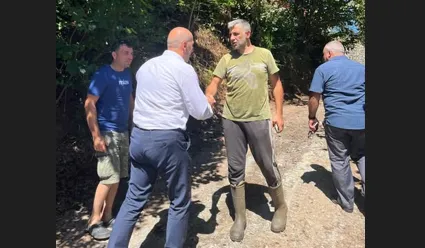Arhavi Aşağı Şahinler’de Asfalt Çalışmaları Yerinde İncelendi