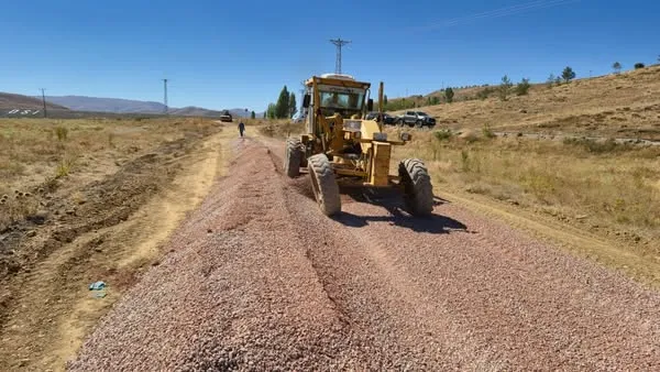 Bayburt Demirözü’nde Tarla İçi Yol Yapım Çalışmaları Başladı