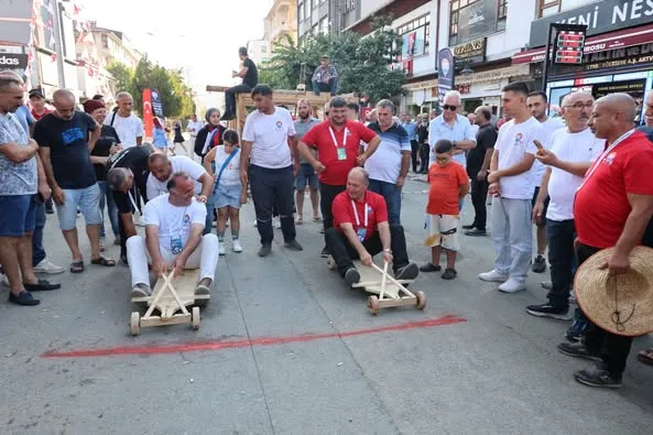 Arhavi’de Tahta Araba Yarışı ve Horon Gösterisi Festivale Renk Kattı