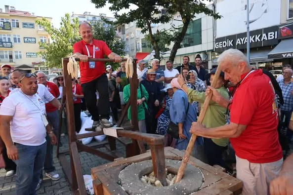 Arhavi Festivali’nde Geleneksel “Dibek’te Mısır Ayıklama” Yarışı Renkli Görüntülere Sahne Oldu