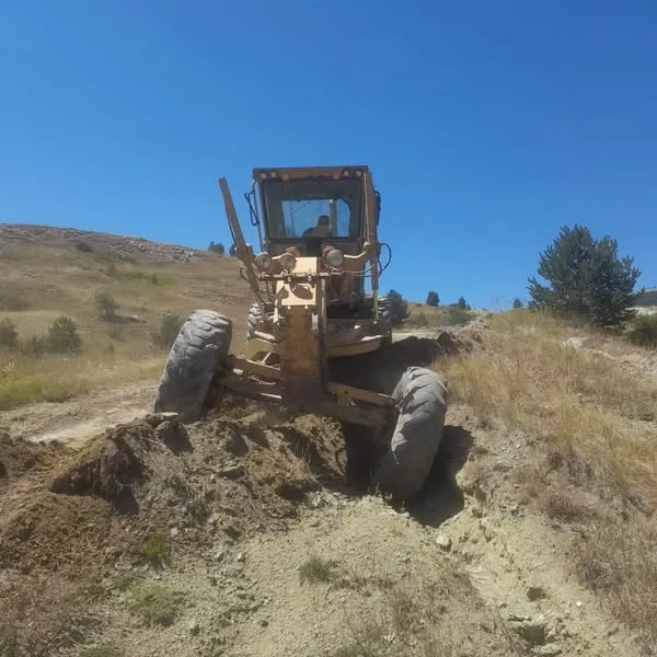 Şenkaya’da Zümrüt Mahallesi Arazi Yolunda Bakım Çalışmaları