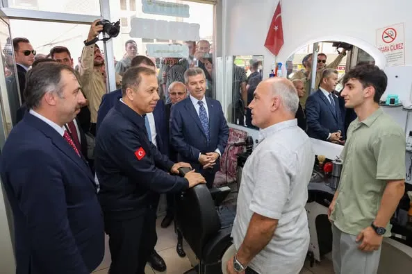 İçişleri Bakanı Ali Yerlikaya ve Vali Turan Ergün Artvin Çarşı Mahallesi’nde Esnafla Buluştu