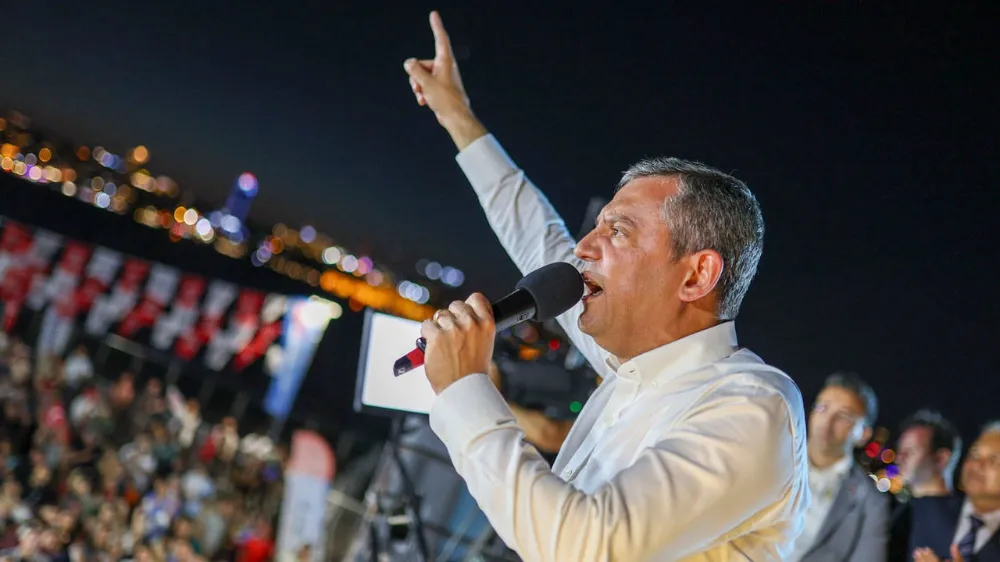 CHP, Beyoğlu Belediyesi Önünde Güçlü Miting Düzenledi: Özgür Çelik