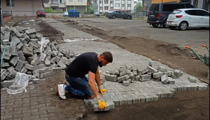 Beşikdüzü’nde Doğalgaz Çalışmaları Sonrası Parke Yenileme Sürüyor