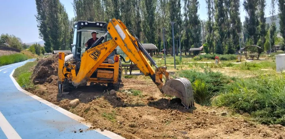 Bayburt Belediyesi Yeni Şehir Parkı’nda Çevre Düzenlemesi Yapıyor