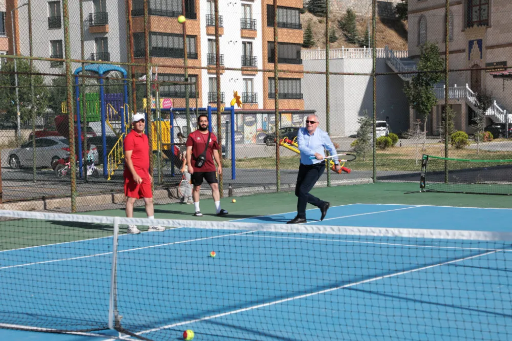 Bayburt’ta Tenis Kortu Yeniden Hizmete Açıldı