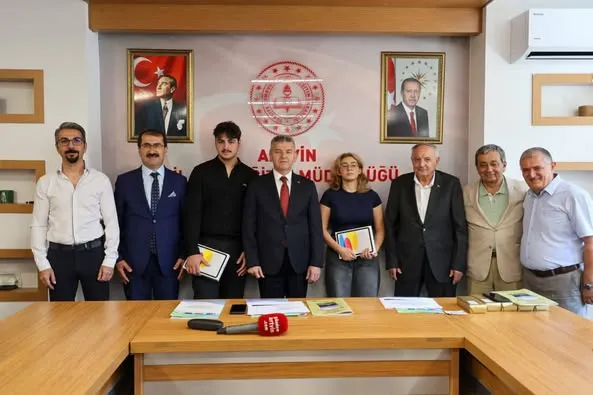Artvin’de Başarılı Öğrenciler Ödüllerini Vali Dr. Turan Ergün’den Aldı