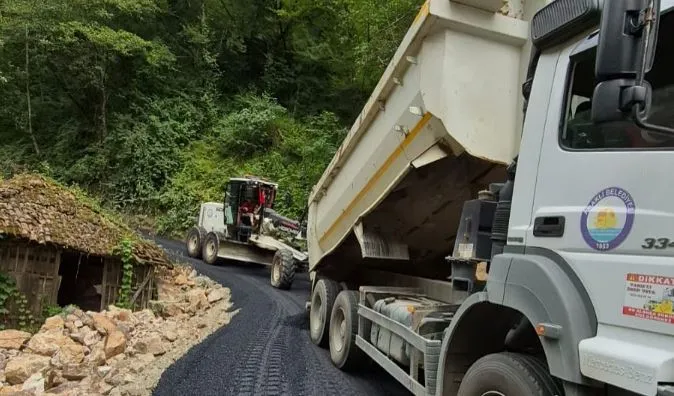 Araklı’da Yol Bakım, Asfaltlama ve Logar Temizliği Çalışmaları Devam Ediyor