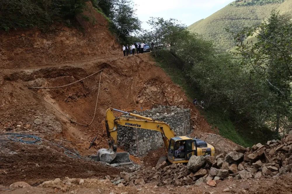 Arsin Belediyesi Çardaklı Mahallesi’nde Taş Duvar ve Betonlama Çalışmalarını Sürdürüyor