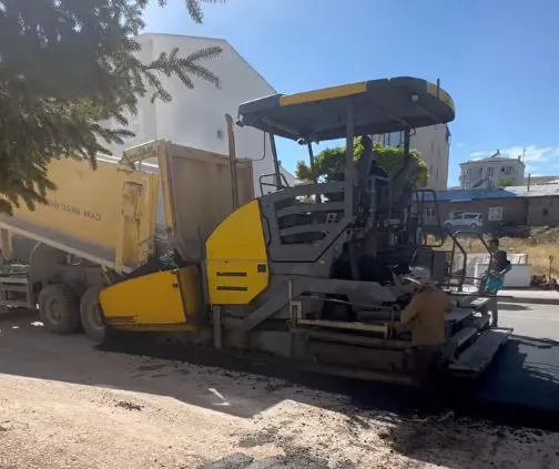 Demirözü Ana Caddesinde Asfalt Serim Çalışmaları Devam Ediyor