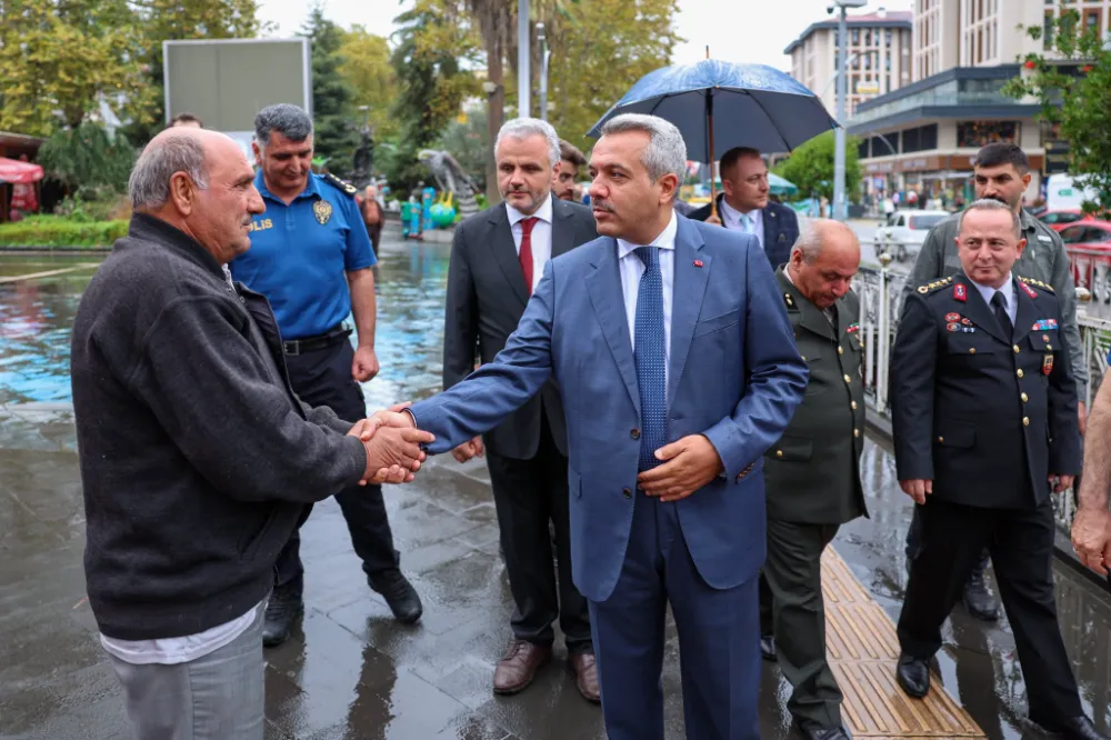 Vali İhsan Selim Baydaş, Cuma Namazı Sonrası Vatandaşlarla Bir Araya Geldi