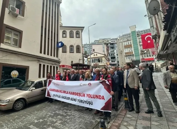Kahramanlarla Kardeşlik Yolunda Kortej Yürüyüşü Düzenlendi