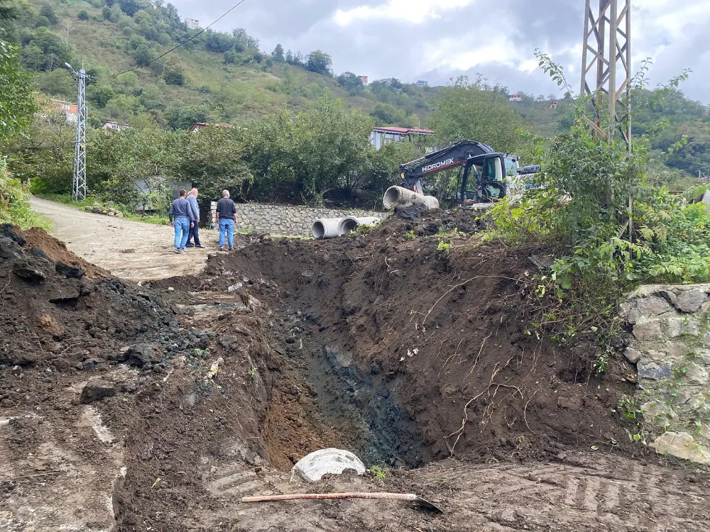 Çarşıbaşı’nda Kavaklı Mahallesi’nde Altyapı ve Yol Betonlama Çalışmaları Başladı