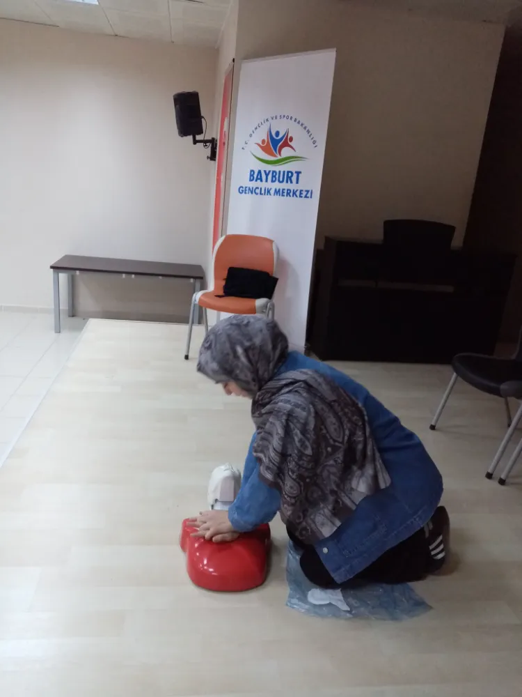 Bayburt Gençlik Merkezinde Uygulamalı İlk Yardım Kursu Devam Ediyor