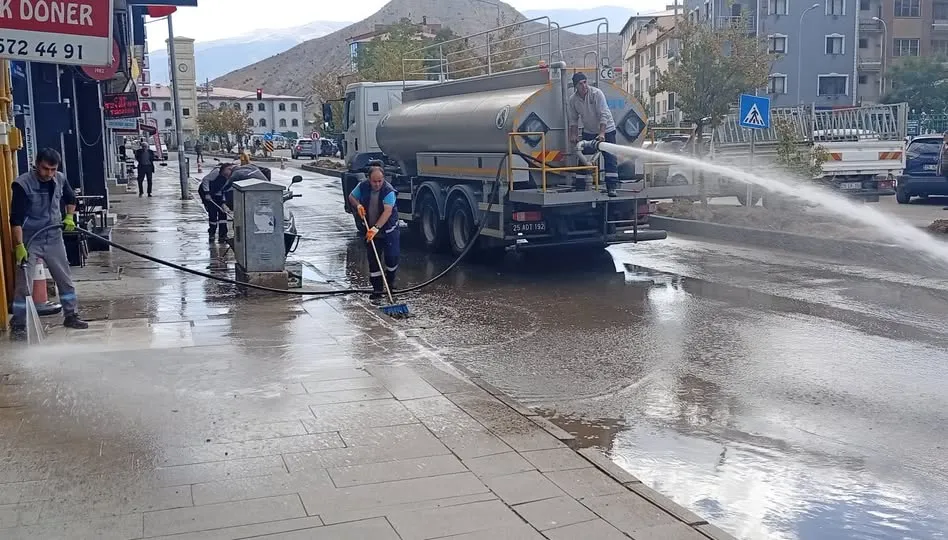 Erzurum Caddesi’nde Yol ve Kaldırım Yıkama Çalışmaları Başladı