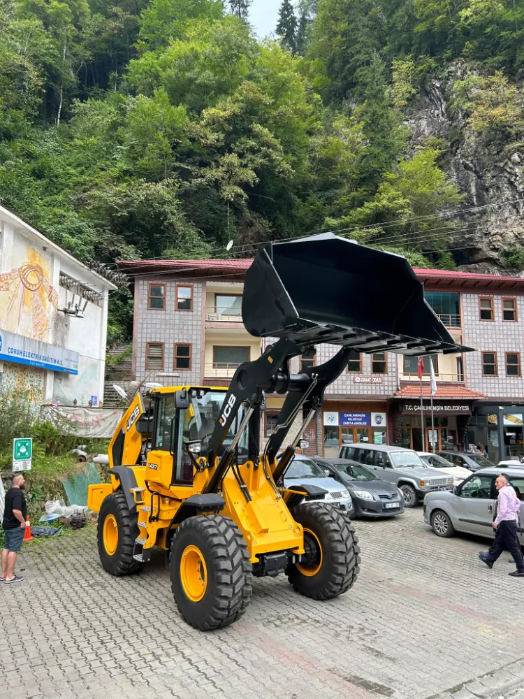 Çamlıhemşin Belediyesi’ne Yeni Lastikli Loder Kepçe Hayırlı Olsun