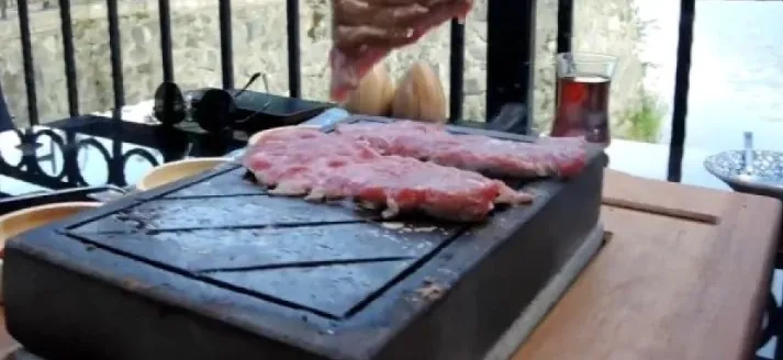 Rize’de Mangal Geleneği Değişiyor: Pileki Taşıyla Et Pişirme Yöntemi Tanıtıldı