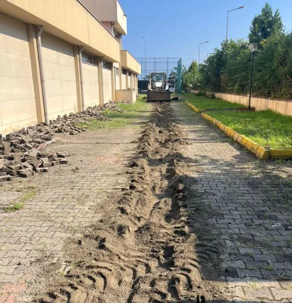 Beşikdüzü’nde Yollarda Parke Yenileme Çalışmaları