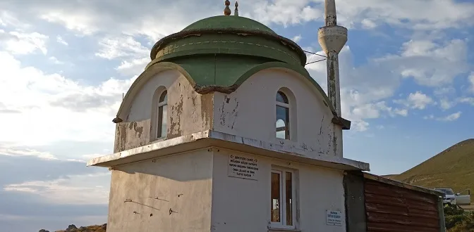 Kaçkarlar Zirvesinde Ziyaretçilerin Dikkatini Çeken En Küçük Cami: Şehitlik Camii