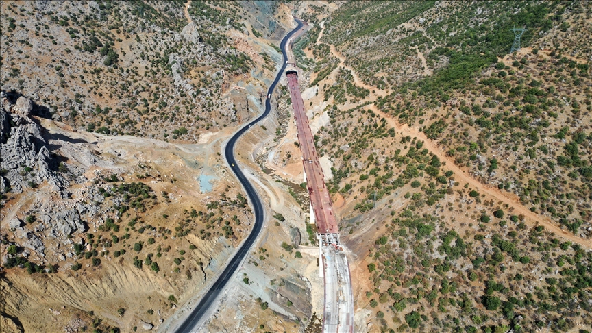Bitlis-Diyarbakır yolu 900 metrelik viyadükle daha güvenli hale geliyor