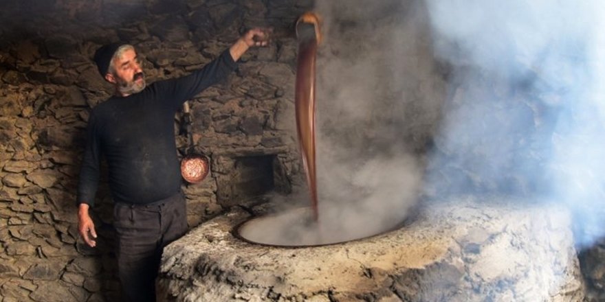 Bitlis’in Hizan ilçesinin dağ köylerinde yapılan organik üzüm pekmezi büyük ilgi görüyor