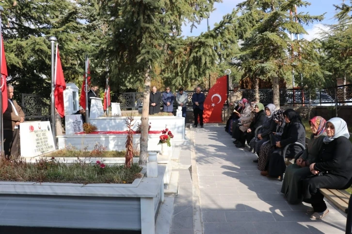 Ahlatlı şehit askerler kabirleri başında anıldı