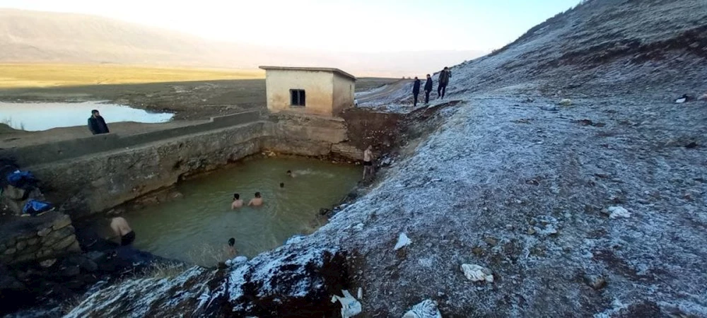 Bitlis’te kış mevsiminde üstü açık kaplıcaya girdiler