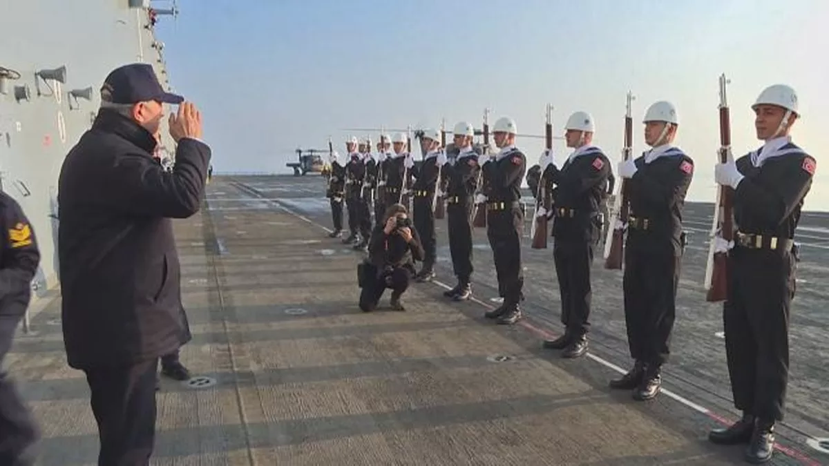 TCG Anadolu gemisinden Yunanistan