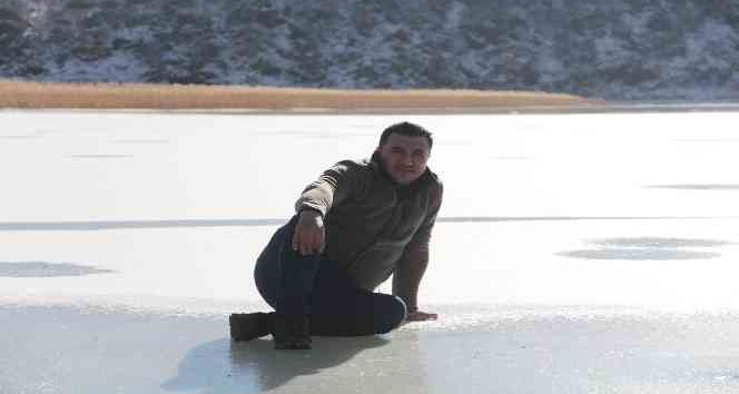 Kışın su sıcaklığı 40 dereceyi bulan Ilıgöl buz tuttu