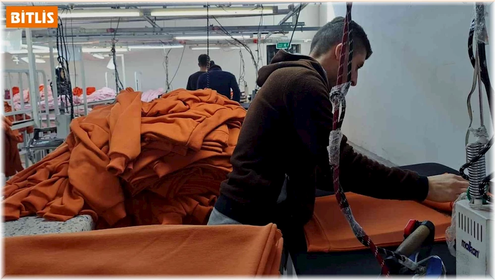 Tekstil fabrikası gençlere ekmek kapısı oldu