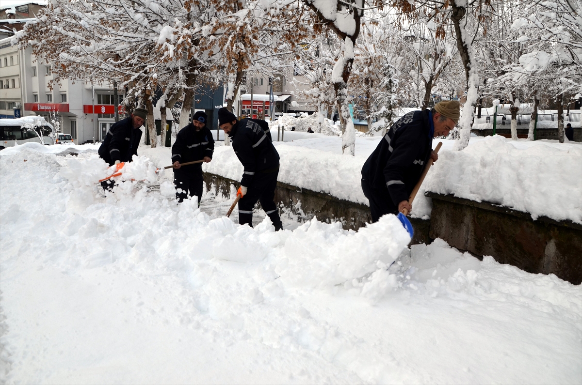 Van, Bitlis, Hakkari ve Muş’ta 932 yerleşim birimine ulaşım sağlanamıyor