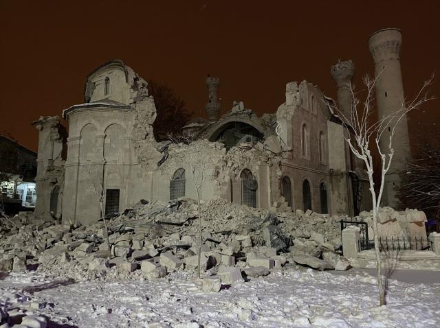 Malatya Yeni Camii Depremden Hasar Alarak Yıkıldı!