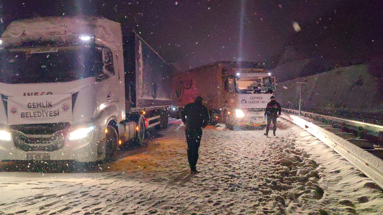 Kardan kapanan Bursa-Ankara kara yolu açıldı, yardım tırları yola çıktı