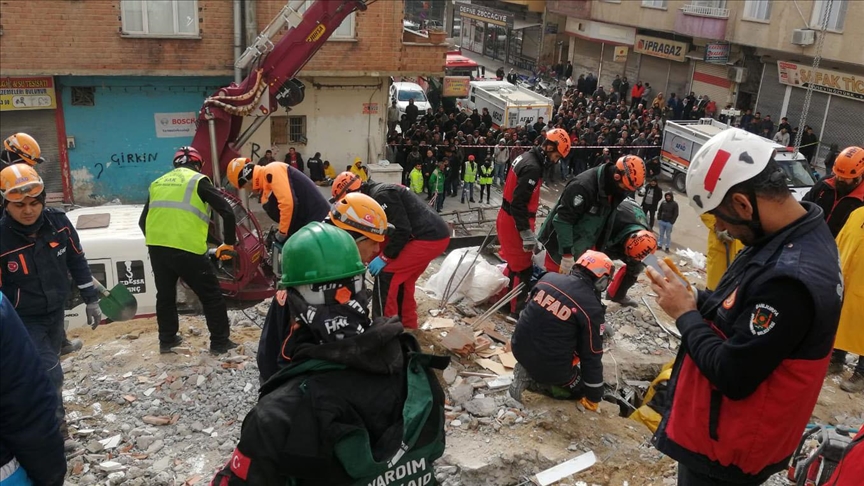 Bitlis İHH arama kurtarma ekibi deprem bölgesinde 51 kişiyi enkazdan kurtardı