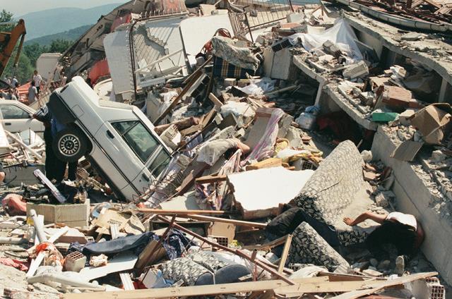 17 Ağustos Gölcük Depreminde Kaç Kişi Hayatını Kaybetti? Kaç Kişi Yaralandı? Depremin Şiddeti Neydi?