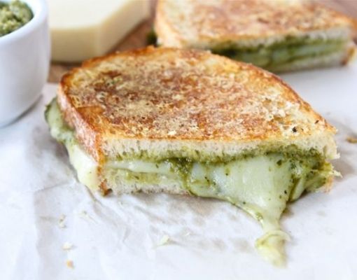 Pesto soslu tost Nasıl Yapılır? Pesto soslu tost Tarifi... Pesto soslu tost Malzemeleri Nelerdir?