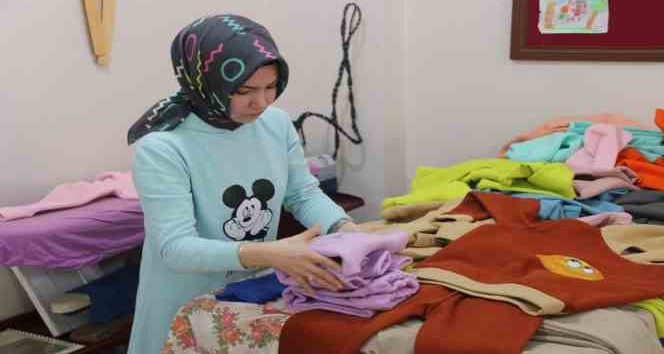 Bitlisli kadınlar depremzedeler için giysi dikiyor