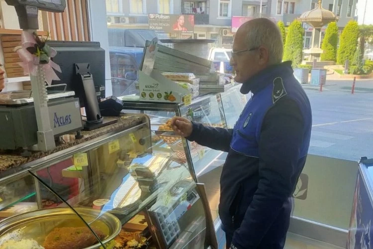 Gürsu Zabıtası tarihleri geçen ürünleri imha etti