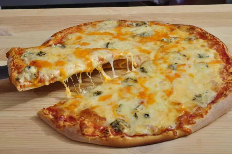 Dört peynirli pizza Nasıl Yapılır? Dört peynirli pizza Tarifi... Dört peynirli pizza Malzemeleri Nelerdir?