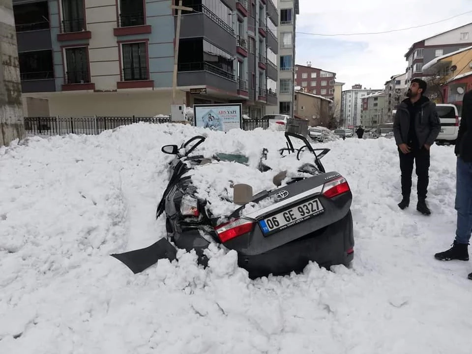 Çatıdan Düşen Kar Kütlesi Otomobili Kullanılamaz Hale Getirdi