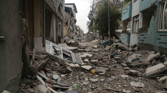 Depremle Yerle Bir Olan Mahallede Sadece Muhtar Kaldı!