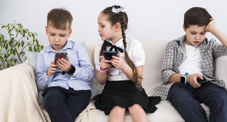 Çocukların yüzde 49’unun elinden gece yarısı telefon düşmüyor