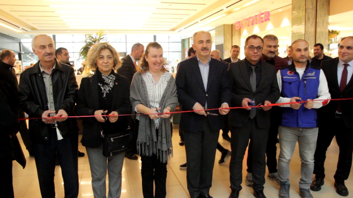 Rize’de Öğrenciler Tuvalleri Depremzede Arkadaşları İçin Boyadı