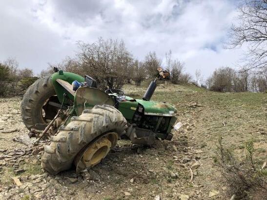 Traktör devrildi, sürücü altında kalarak hayatını kaybetti